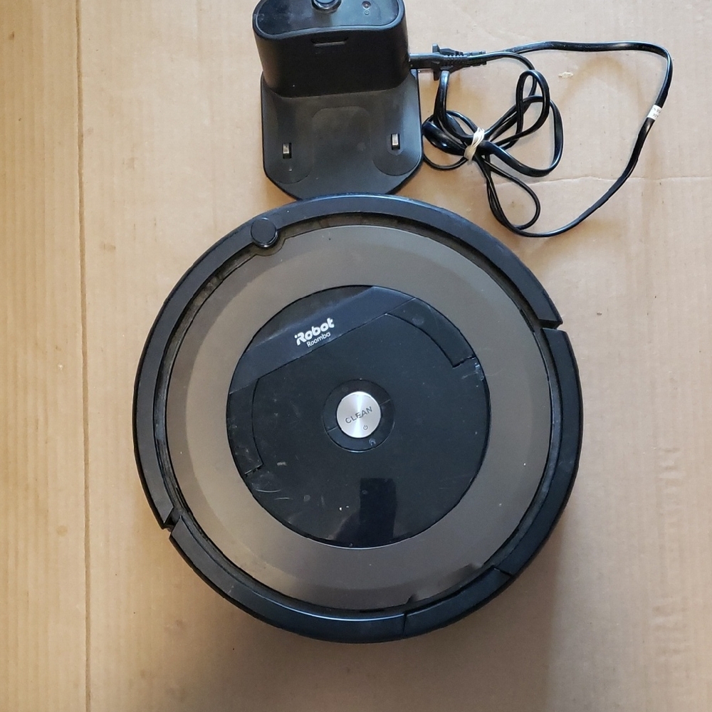 iRobot Roomba Vacuum Cleaner in Black and Gray Model 890